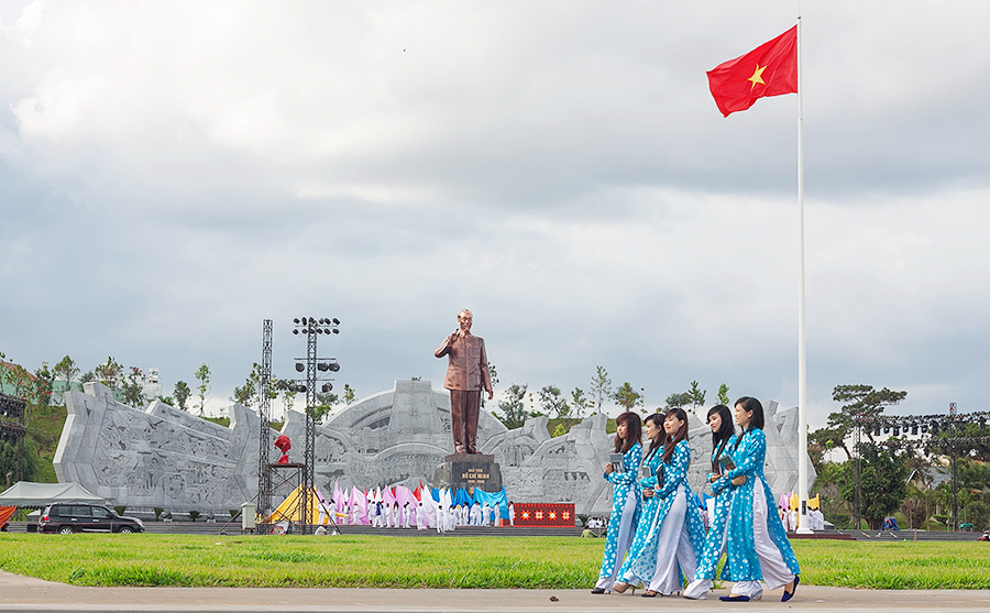 Tượng đài Bác Hồ với các dân tộc Tây Nguyên nằm trong quần thể Quảng trường Đại Đoàn Kết (TP. Pleiku). Ảnh: NGUYỄN LINH VINH QUỐC