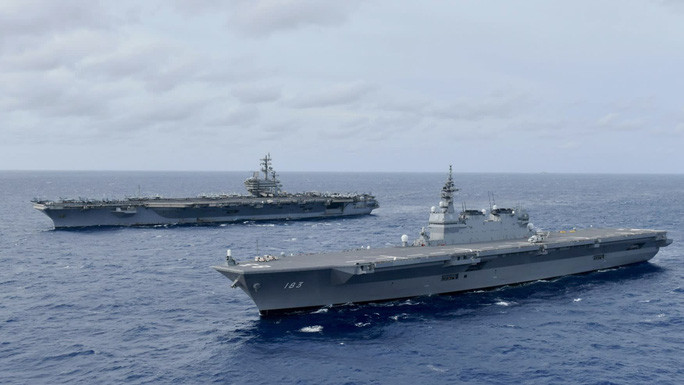 Tàu JS Izumo (phải) và tàu sân bay USS Ronald Reagan trong cuộc tập trận ở biển Đông từ ngày 19-20.6.2019. Ảnh: Hải quân Mỹ Tàu JS Izumo (phải) và tàu sân bay USS Ronald Reagan trong cuộc tập trận ở biển Đông từ ngày 19-20.6.2019. Ảnh: Hải quân Mỹ