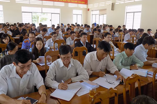 Cán bộ chủ chốt huyện Mang Yang quán triệt nghị quyết của Đảng. Ảnh: T.N