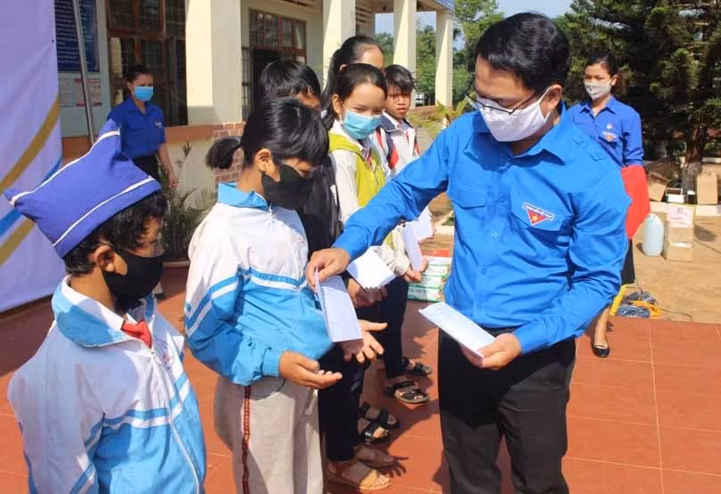 Anh Đỗ Duy Nam-Phó Bí thư Tỉnh Đoàn, Chủ tịch Hội đồng Đội tỉnh tặng học bổng cho học sinh khó khăn. Ảnh: Phan Lài 