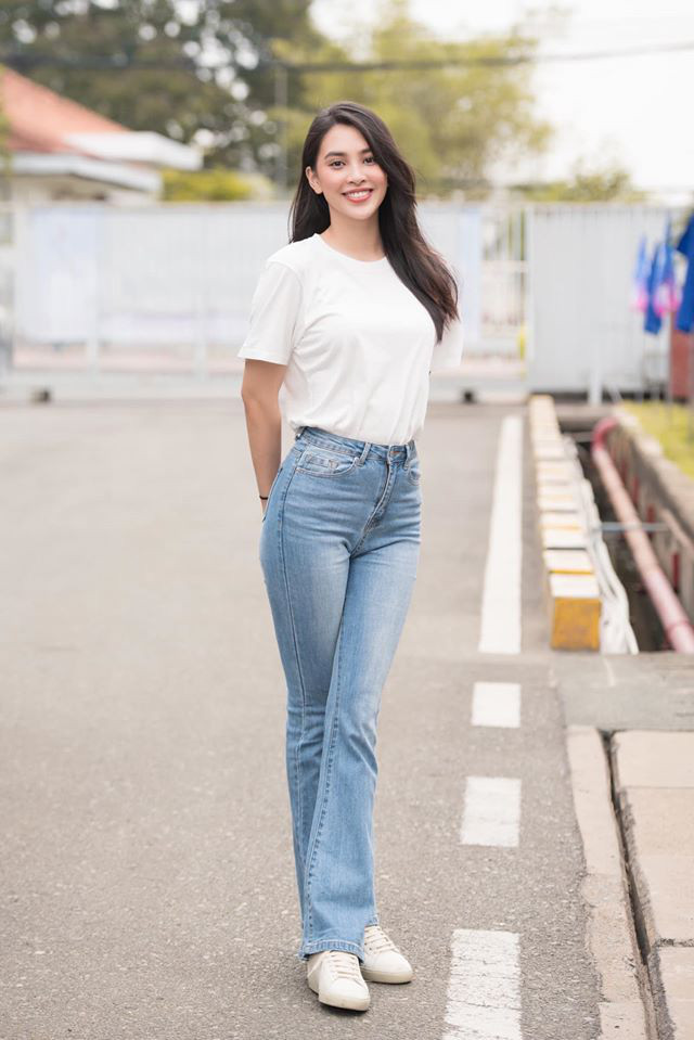 Đối lập với vẻ ngoài sành điệu của Hoàng Yến Chibi, Hoa hậu Trần Tiểu Vy lựa chọn set đồ giản dị khoe nhan sắc rạng ngời.