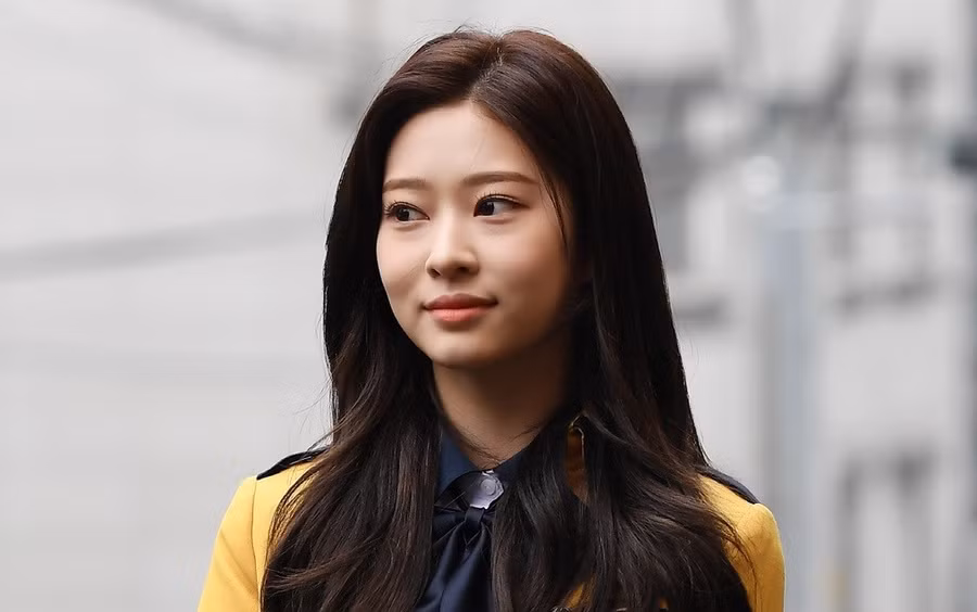 2. Minjoo - IZONE: Minjoo sinh năm 2001, là thành viên nhóm IZONE. Ngay từ khi còn là thực tập sinh của chương trình Produce 48, Minjoo đã tạo được dấu ấn riêng toàn vẹn cho mình từ tài năng cho đến ngoại hình.