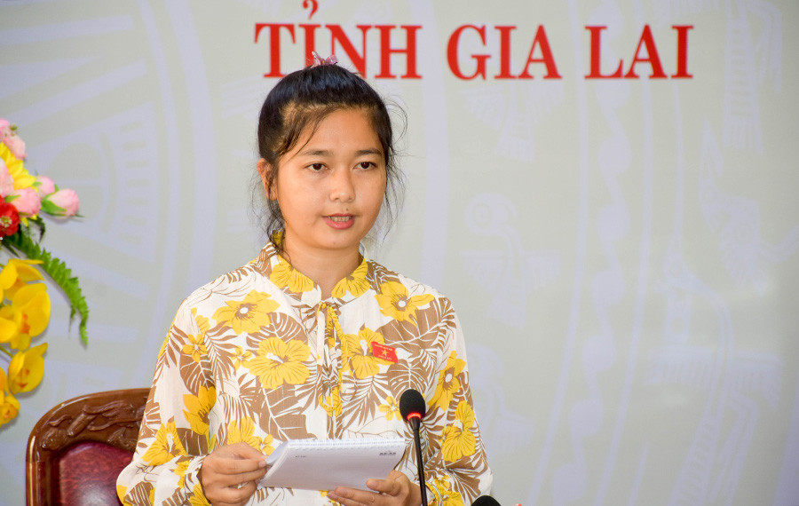 Đại biểu Quốc hội tỉnh Gia Lai Ksor H’Bơ Khăp đóng góp nhiều ý kiến chất lượng tại phần thảo luận về việc thực hiện chính sách, pháp luật về phòng, chống xâm hại trẻ em. Ảnh: Trần Dung