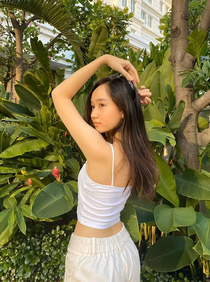 Nữ diễn viên mặc áo crop-top phối cùng kiểu quần baggy sáng màu. Cũng nhờ trang phục hững hờ này giúp Trúc Anh khoe vòng eo thon gọn không kém 