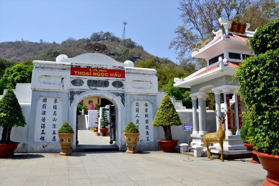  Lăng Thoại Ngọc Hầu. Ảnh: LT