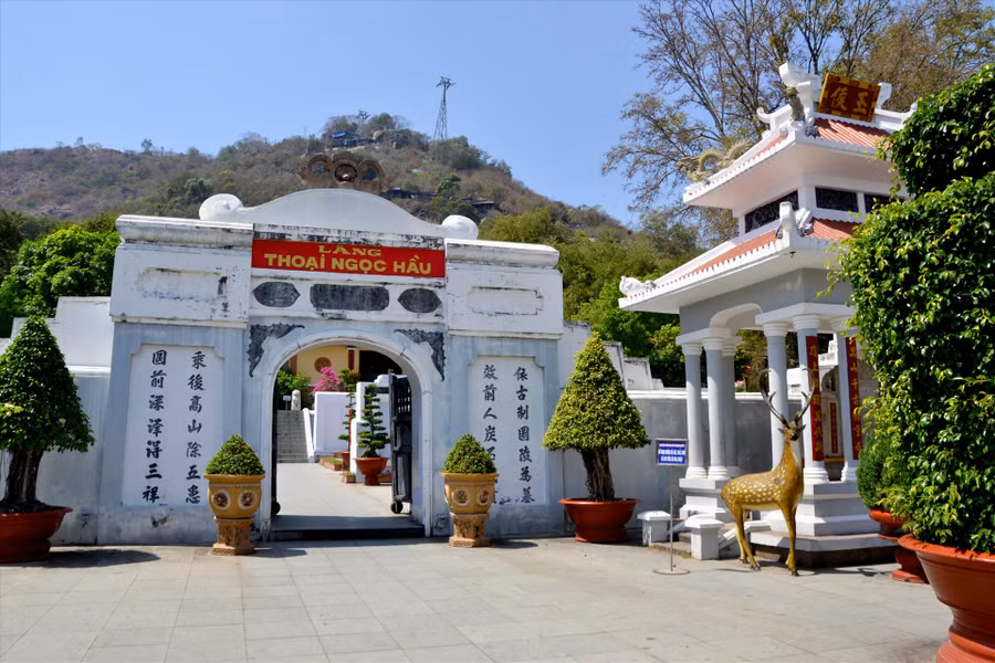  Lăng Thoại Ngọc Hầu. Ảnh: LT