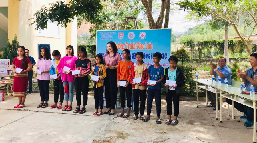 Cô Lê Thị Thu-Hiệu trưởng Trường THPT Chuyên Hùng Vương tặng học bổng cho các học sinh khó khăn. Ảnh: Thủy Bình