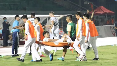 Đức Chinh rời sân trên cáng thương. Ảnh: Bongdaplus