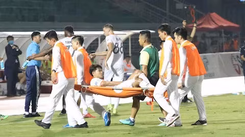Đức Chinh rời sân trên cáng thương. Ảnh: Bongdaplus