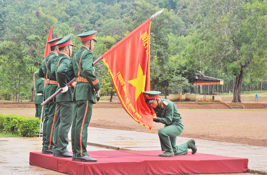  Chiến sĩ mới hôn Quân kỳ Quyết thắng. Ảnh: Thanh Tuyền