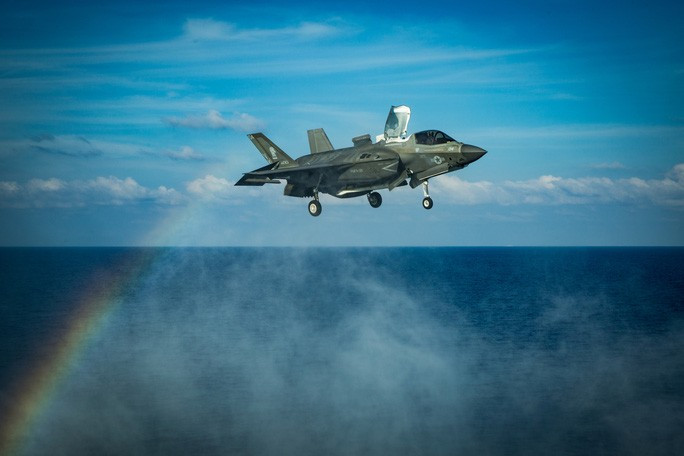  Một chiến đấu cơ chuẩn bị hạ cánh xuống tàu đổ bộ tấn công USS America của Mỹ tại biển Đông hôm 18-4 Ảnh: REUTERS