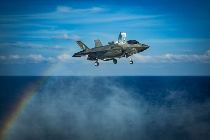  Một chiến đấu cơ chuẩn bị hạ cánh xuống tàu đổ bộ tấn công USS America của Mỹ tại biển Đông hôm 18-4 Ảnh: REUTERS