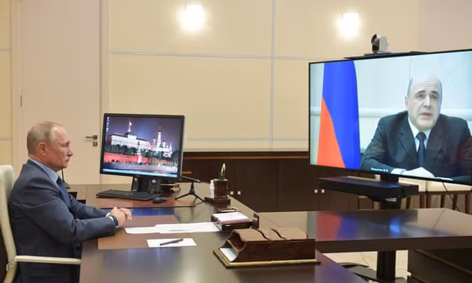 Tổng thống Vladimir Putin trong một cuộc họp trực tuyến với Thủ tướng Mikhail Mishustin. Ảnh: EPA