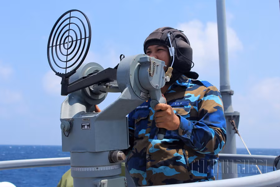 Chiến sĩ làm nhiệm vụ quan sát trên tàu tên lửa tấn công nhanh lớp Molniya đang tuần tra trên vùng biển phía Nam - Ảnh: Mai Thanh Hải