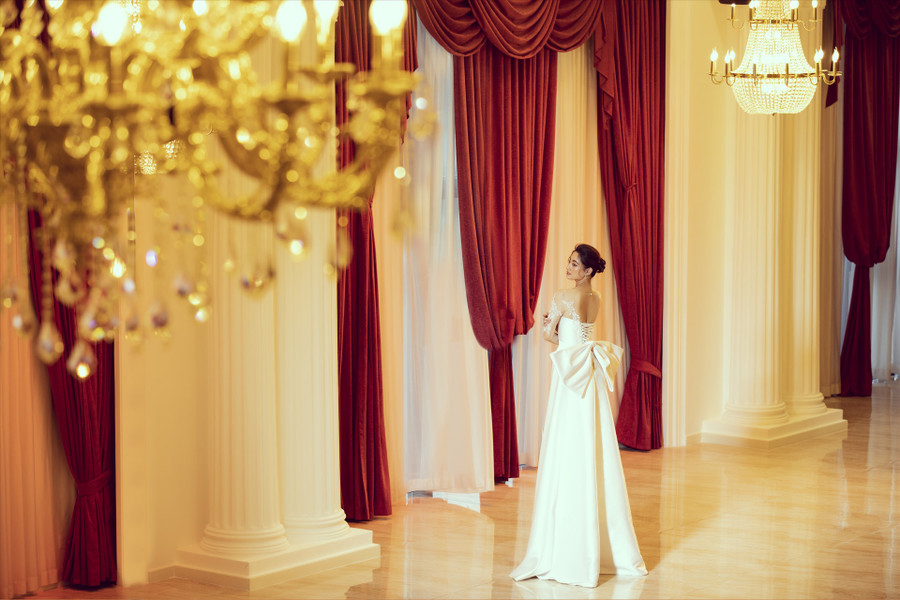 Đồng hành cùng Hoa hậu Việt Nam 2020, Lương Thuỳ Linh sẽ là người dẫn dắt phần thi Người đẹp Nhân ái và phần thi Đối đầu. Mặc dù đăng quang chưa đầy một năm nhưng danh hiệu top 12 Miss World, khối lượng kiến thức cũng như sự nhạy bén của cô có thể giúp cho các thí sinh năm nay thấu hiểu được giá trị của chiếc vương miện. Ảnh: Viết Quý.