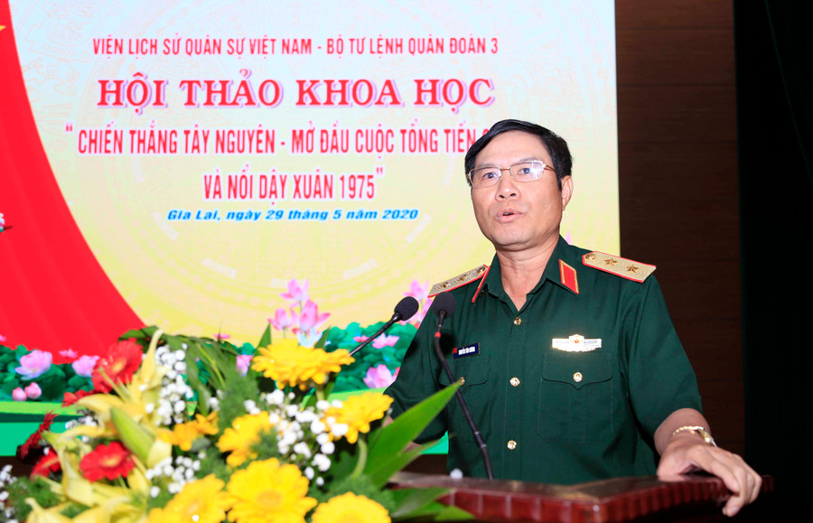 Trung tướng Nguyễn Tân Cương phát biểu tại hội thảo. Ảnh: Vĩnh Hoàng 