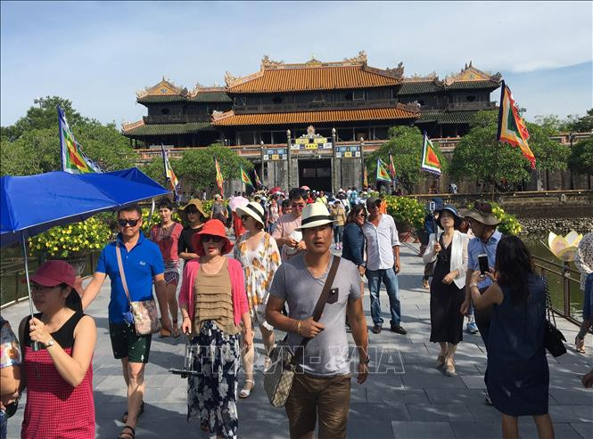 Khách du lịch tham quan Hoàng Cung, Đại Nội - Huế. Ảnh tư liệu: Quốc Việt/TTXVN