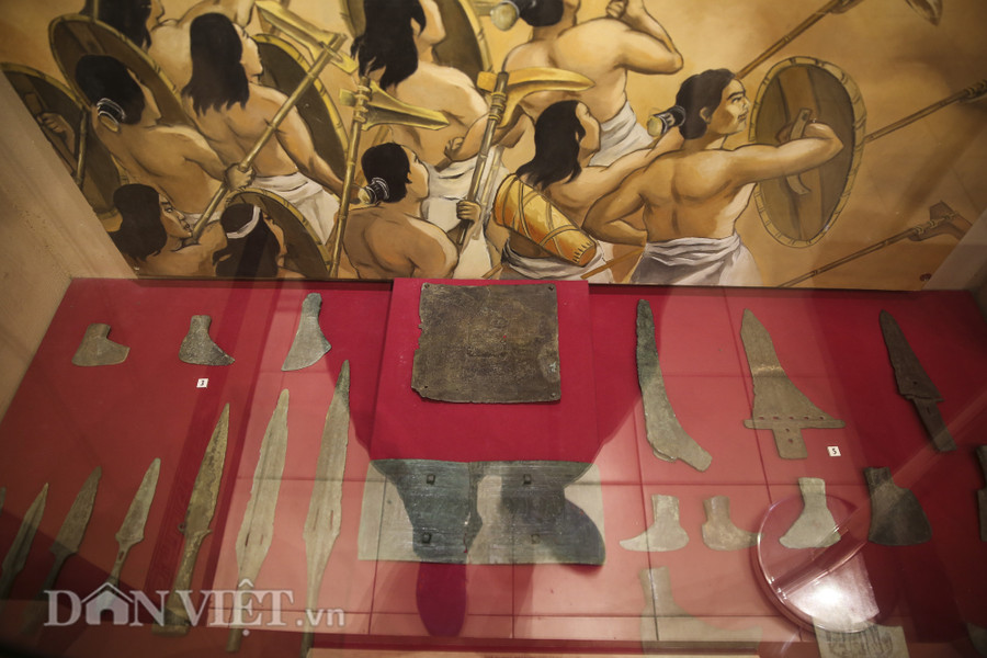 Lý giải về điều này, các chuyên gia lịch sử và khảo cổ học cho rằng, vào thời kỳ văn hóa Đông Sơn, xung đột vũ trang có chiều hướng gia tăng so với các giai đoạn trước. Tài liệu khảo cổ học cho thấy, số lượng vũ khí tăng lên đột biến, với nhiều loại hình khác nhau. Chiến tranh đã trở thành hiện tượng phổ biến qua các cuộc nội chiến giữa các bộ tộc và chống ngoại xâm bên ngoài. Lý giải về điều này, các chuyên gia lịch sử và khảo cổ học cho rằng, vào thời kỳ văn hóa Đông Sơn, xung đột vũ trang có chiều hướng gia tăng so với các giai đoạn trước. Tài liệu khảo cổ học cho thấy, số lượng vũ khí tăng lên đột biến, với nhiều loại hình khác nhau. Chiến tranh đã trở thành hiện tượng phổ biến qua các cuộc nội chiến giữa các bộ tộc và chống ngoại xâm bên ngoài.