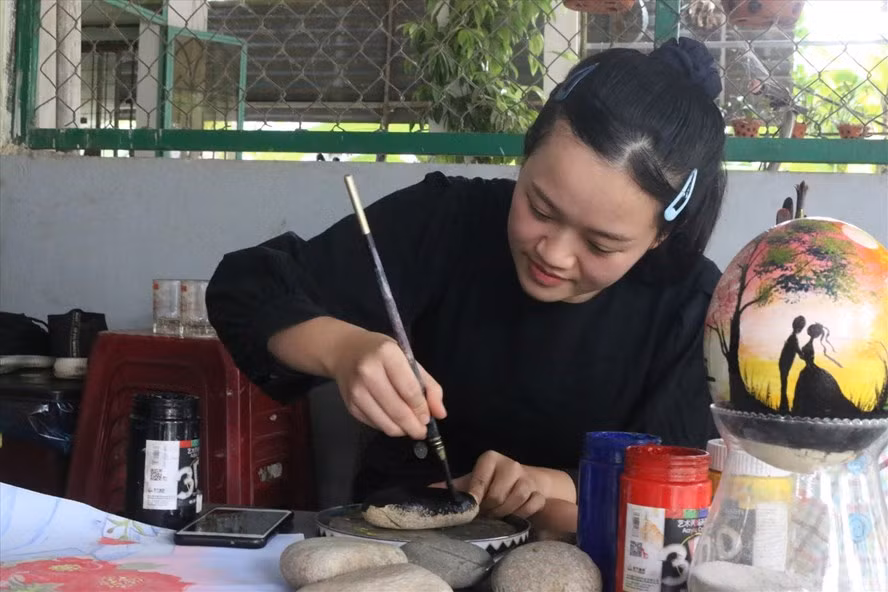 Cô giáo Ly Na viết nên chuyện từ những viên đá vô tri. Ảnh: Thanh Chung