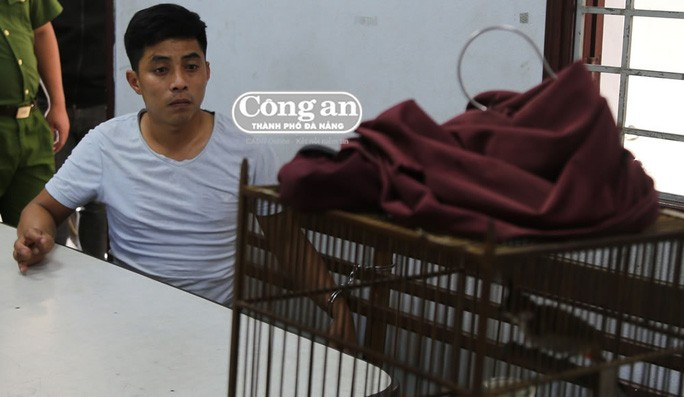 Nguyễn Tri Nghĩa và tang vật vụ trộm tại trụ sở CAP Hòa Cường Nam. Nguyễn Tri Nghĩa và tang vật vụ trộm tại trụ sở CAP Hòa Cường Nam.