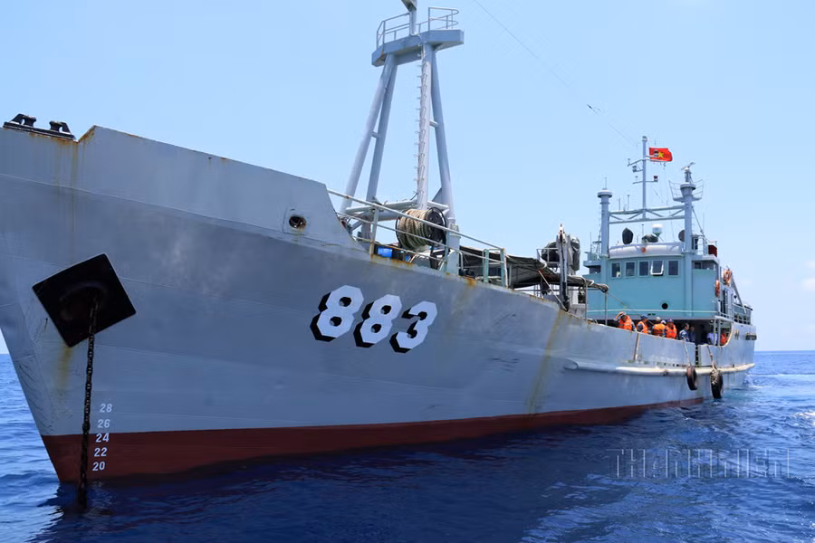 Tàu 883 của Quân chủng hải quân làm nhiệm vụ trên vùng biển Trường Sa - Ảnh: Mai Thanh Hải
