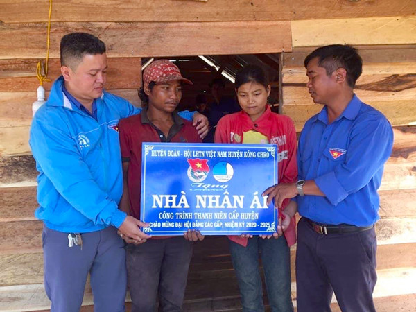 Huyện Đoàn Kông Chro trao “Nhà nhân ái” cho hộ gia đình ĐVTN có hoàn cảnh khó khăn. Ảnh: T.D