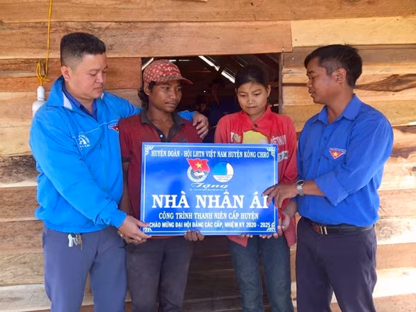 Huyện Đoàn Kông Chro trao “Nhà nhân ái” cho hộ gia đình ĐVTN có hoàn cảnh khó khăn. Ảnh: T.D