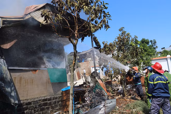 Lực lượng cứu hỏa tiếp cận hiện trường chữa cháy, cứu hộ - Ảnh: Trùng Dương Lực lượng cứu hỏa tiếp cận hiện trường chữa cháy, cứu hộ - Ảnh: Trùng Dương