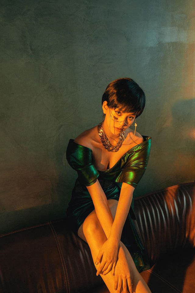 Hoa hậu sinh năm 2000 dần khẳng định được sự trưởng thành trong phong cách sau gần 2 năm đăng quang.