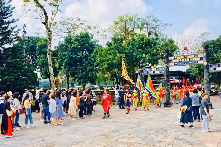 Khách du lịch đến tham quan các di tích ở Huế sẽ được giảm 50% giá vé từ 8.5 đến 31.7. Ảnh: P. Đạt