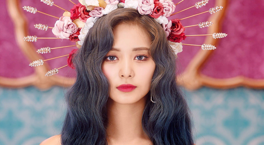 5. Tzuyu (TWICE): Tzuyu sinh năm 1999, là nữ thần tượng được tìm kiếm nhiều nhất khi vừa ra mắt. Điểm đặc trưng thu hút của Tzuyu chính là đôi mắt to tròn toát lên vẻ ngây thơ, trong sáng và nụ cười hiền hậu, mang lại thiện cảm cho mọi người xung quanh.