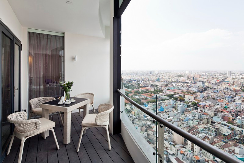 Lan can ở hiên cũng được làm bằng kính, cho cảm giác thoáng rộng và thoải mái ngắm nhìn thành phố từ trên cao. Lan can ở hiên cũng được làm bằng kính, cho cảm giác thoáng rộng và thoải mái ngắm nhìn thành phố từ trên cao.