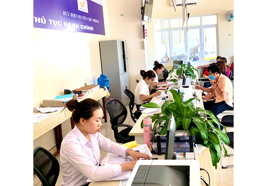  Người dân đến giải quyết TTHC tại Bưu điện huyện Chư Prông. Ảnh: Đ.T