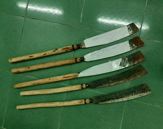 5 con dao chặt chuối bị thu giữ.