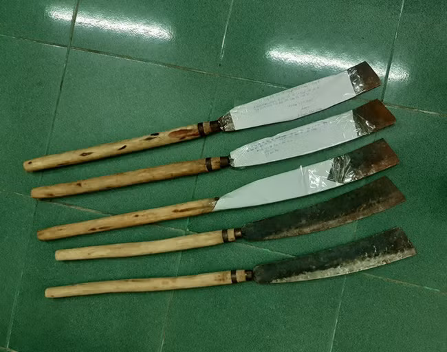 5 con dao chặt chuối bị thu giữ.