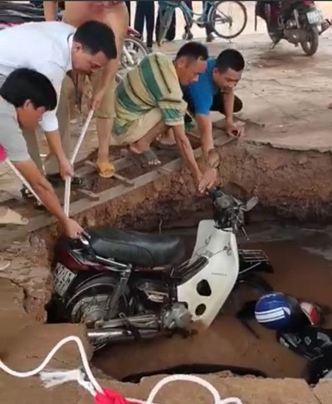 "Hố tử thần" "nuốt" 2 chiếc xe máy