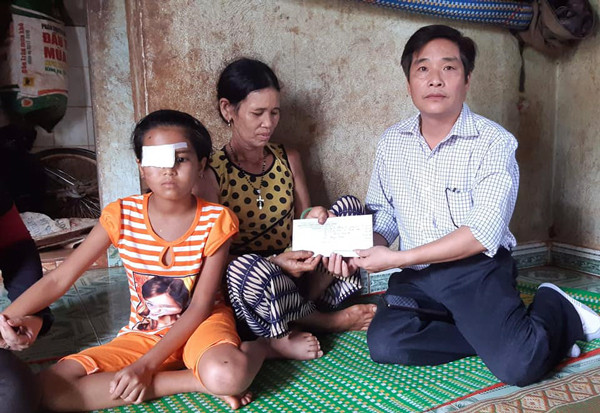 Em Rơ Lan Ý Nhi (bìa trái) bị hỏng 1 mắt sau tai nạn. Ảnh: T.B