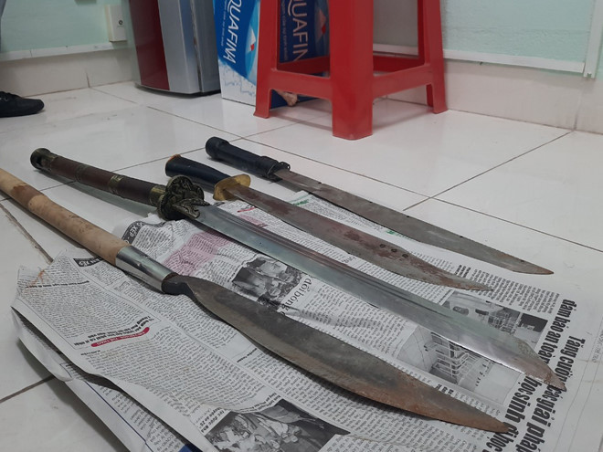 Hung khí 2 nhóm dùng hỗn chiến bị công an thu giữ. ẢNH: HOÀNG TRỌNG
