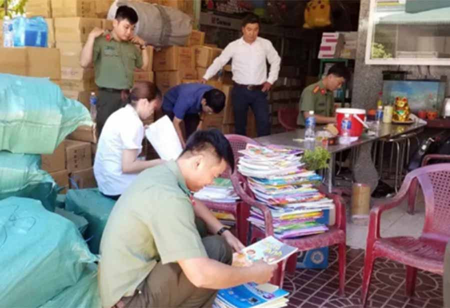 Lực lượng chức năng kiểm tra nhà sách Mỹ Huyền, do Lê Văn Hải làm chủ