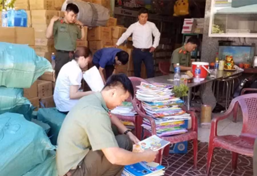 Lực lượng chức năng kiểm tra nhà sách Mỹ Huyền, do Lê Văn Hải làm chủ