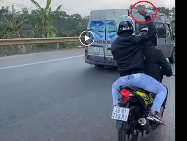 Nguyên nhân vụ việc được xác định do xe khách và các "phượt thủ" có mâu thuẫn từ trước đó. Nguyên nhân vụ việc được xác định do xe khách và các