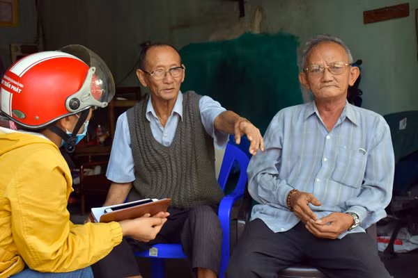 Ông Nguyễn Văn Tình (ở giữa-sinh năm 1934, phường Tây Sơn, thị xã An Khê) kỳ vọng vào một con đường đảm bảo an toàn. Ảnh: T.D