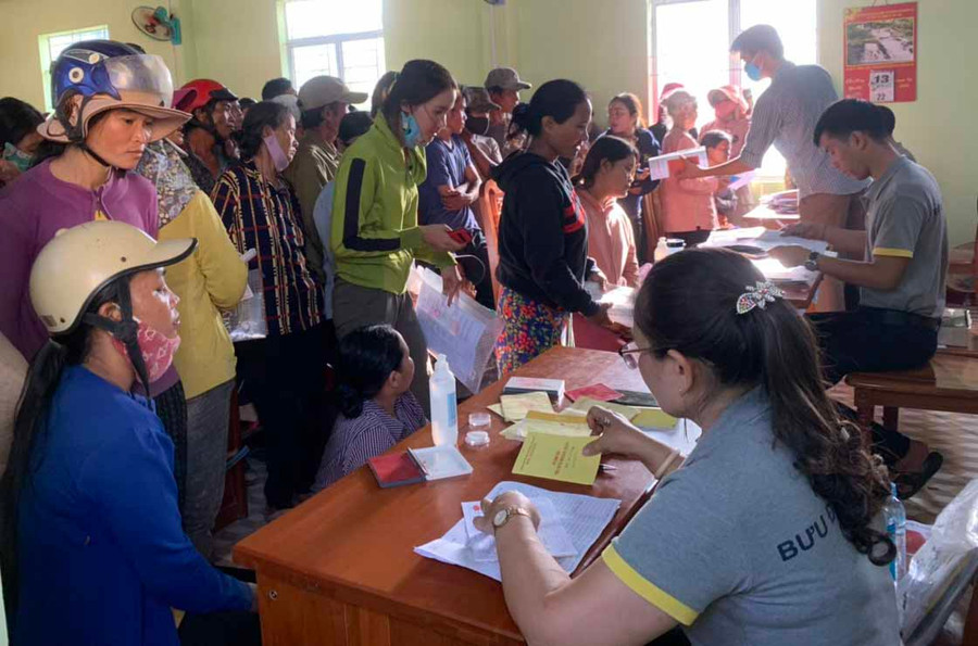 Chi trả cho các đối tượng được hưởng hỗ trợ tại xã Chư Rcăm. Ảnh: Vũ Chi