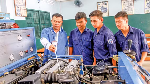  Thầy Nguyễn Quốc Đoàn giảng dạy bằng mô hình giúp học viên nắm kiến thức chắc hơn. Ảnh: THU HƯỜNG