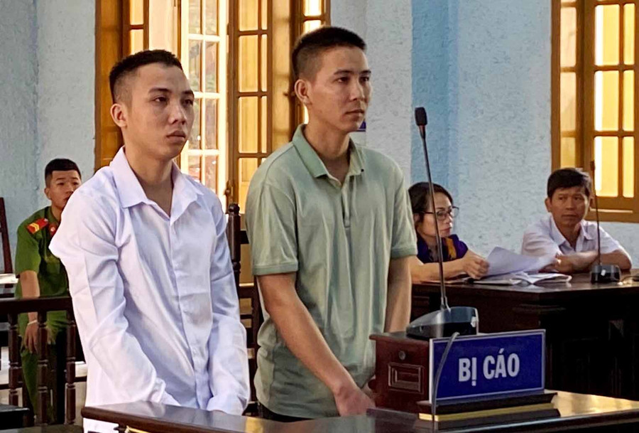 Quốc (trái) và Thắng tại phiên tòa sơ thẩm. Ảnh: Văn Ngọc 