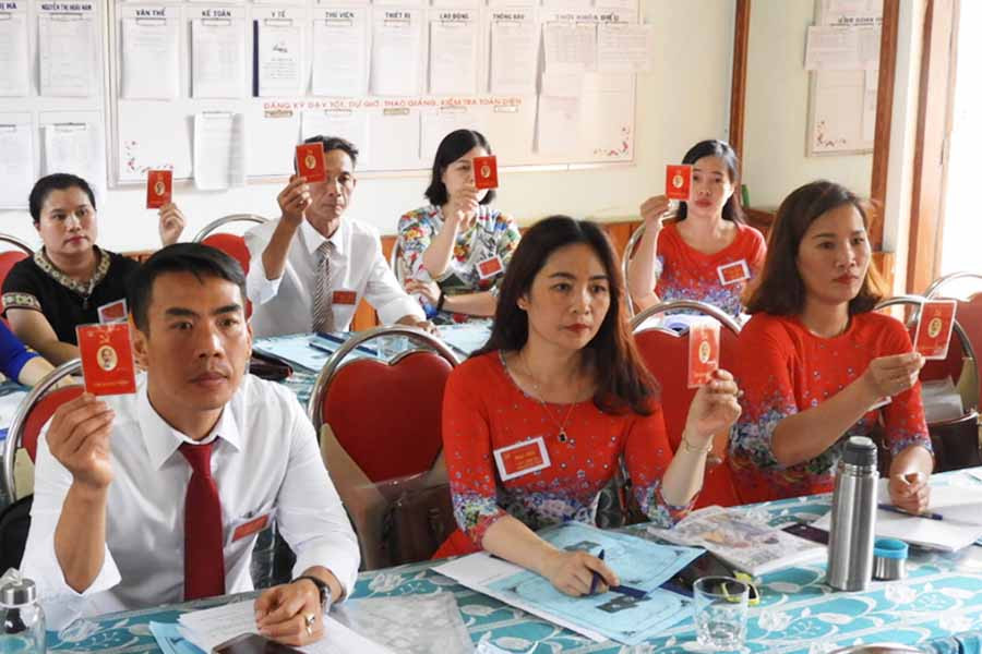 Đảng viên biểu quyết các chỉ tiêu tại đại hội. Ảnh: T.N Đảng viên biểu quyết các chỉ tiêu tại đại hội. Ảnh: T.N