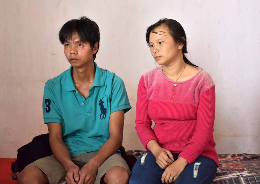 Hoàn cảnh đáng thương của anh Trung-chị Thương trong căn nhà được hàng xóm cho ở nhờ. Ảnh: Hà Phương