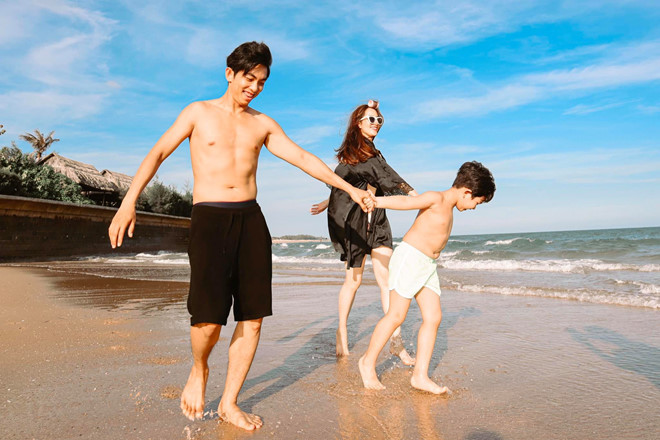 Cả gia đình Khánh Thi - Phan Hiển tranh thủ ghi lại những khoảnh khắc trên bãi biển