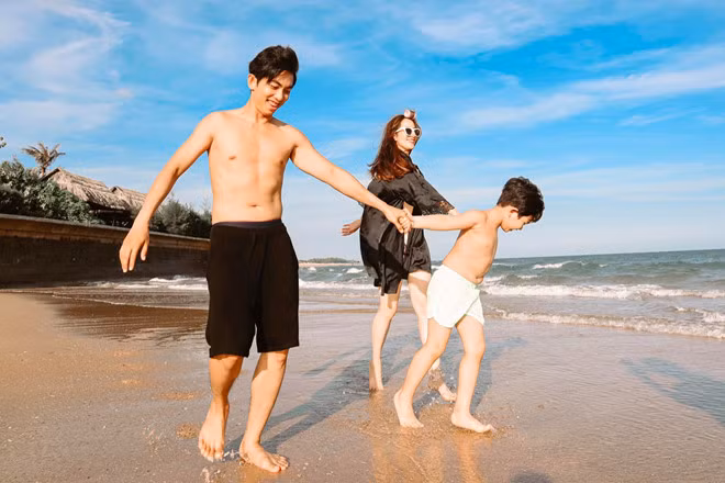 Cả gia đình Khánh Thi - Phan Hiển tranh thủ ghi lại những khoảnh khắc trên bãi biển