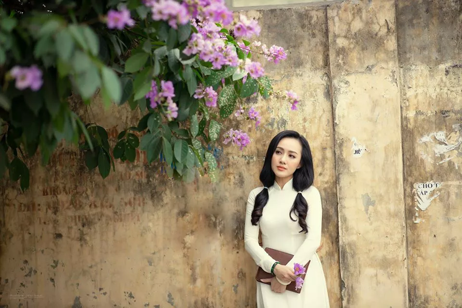 Tuy nhiên, những khoảnh khắc Hoài Anh thu về khiến người đối diện khó có thể rời mắt trước vẻ ngoài duyên dáng bên hoa bằng lăng đong đầy cảm xúc của cô.